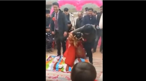 Bị đám khách nam lột váy, cô dâu suýt lộ hàng ngay trong ngày cưới