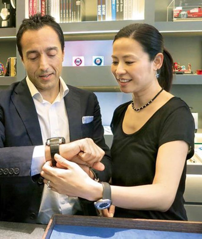 Trương Vệ Kiện và Tuyên Huyên: Tình yêu không vượt qua lòng tự trọng của đàn ông, chàng hạnh phúc bước tiếp, nàng cô đơn lẻ bóng tuổi xế chiều