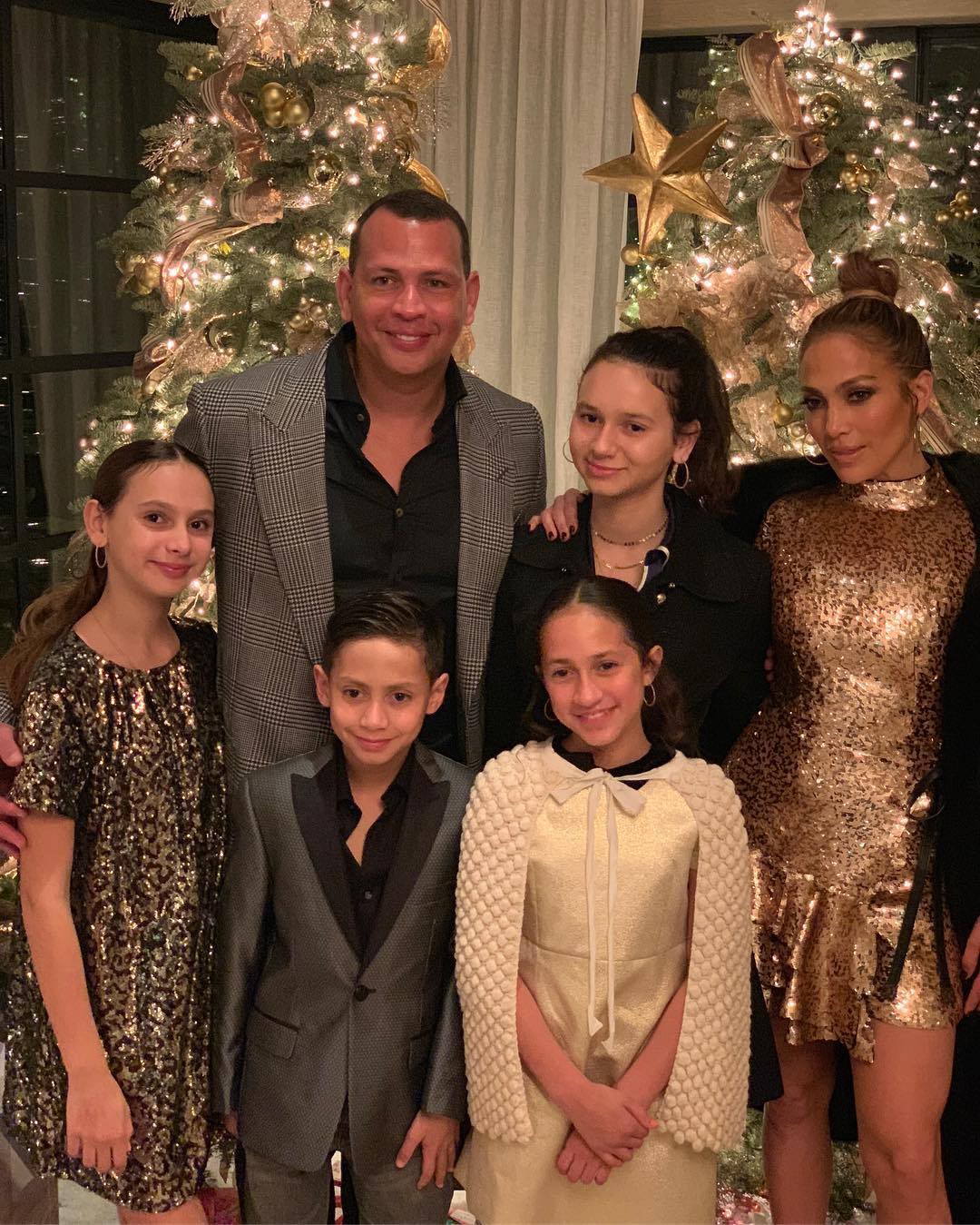 Jennifer Lopez chính thức đính hôn ở tuổi 50 sau 3 cuộc hôn nhân đổ vỡ, chiếc nhẫn trăm tỉ bạn trai cô tặng gây chú ý