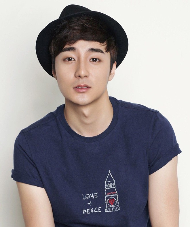 Netizen đồn đoán danh tính sao nam trong groupchat mại dâm của Seungri: Có mỹ nam từng dính bê bối tình dục Netizen đồn đoán danh tính sao nam trong groupchat mại dâm của Seungri: Có mỹ nam từng dính bê bối tình dục