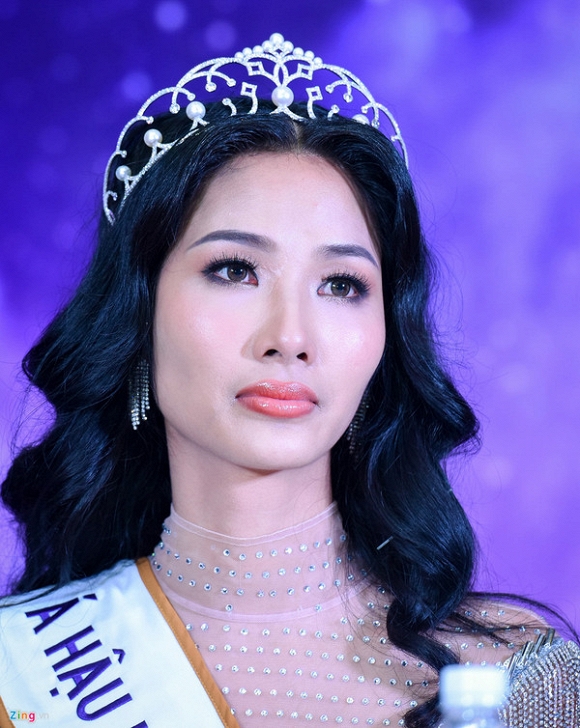 Hoàng Thuỳ mắt đỏ hoe, tóc rối bời bật khóc, fan xót xa: Là ứng cử viên cho Miss Universe 2019 thật sự quá áp lực? Hoàng Thuỳ mắt đỏ hoe, tóc rối bời bật khóc, fan xót xa: Là ứng cử viên cho Miss Universe 2019 thật sự quá áp lực?