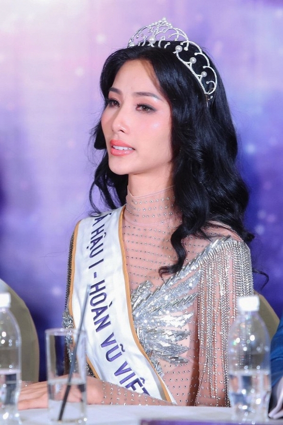 Hoàng Thuỳ mắt đỏ hoe, tóc rối bời bật khóc, fan xót xa: Là ứng cử viên cho Miss Universe 2019 thật sự quá áp lực?