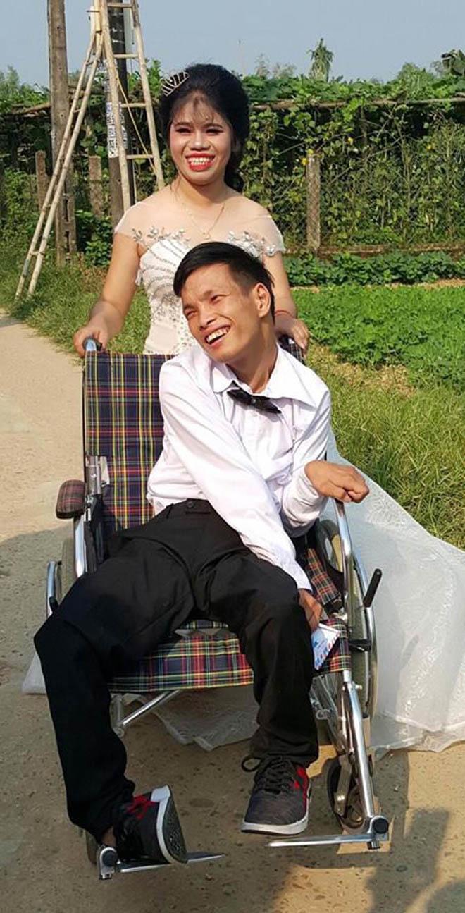 Đám cưới xôn xao MXH: Cặp đôi cùng xe đón dâu đặc biệt gây xúc động