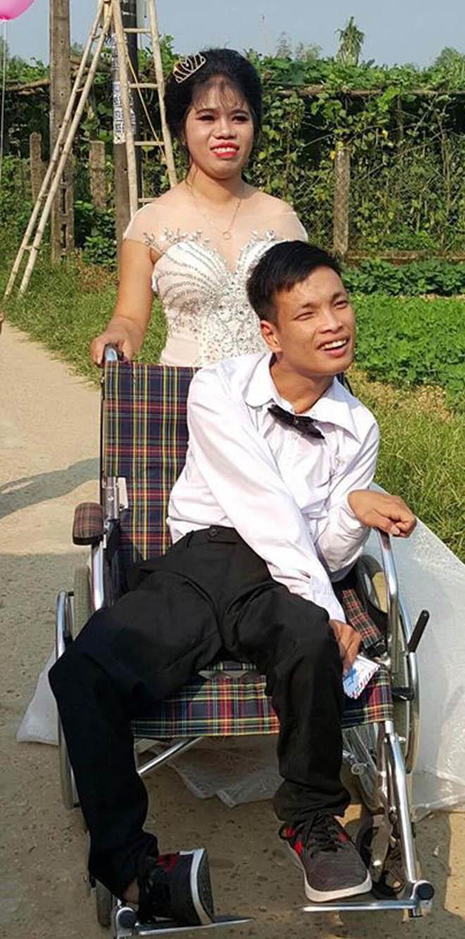 Đám cưới xôn xao MXH: Cặp đôi cùng xe đón dâu đặc biệt gây xúc động