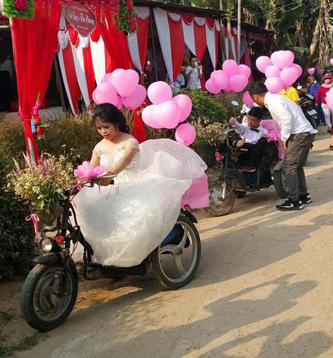Đám cưới xôn xao MXH: Cặp đôi cùng xe đón dâu đặc biệt gây xúc động