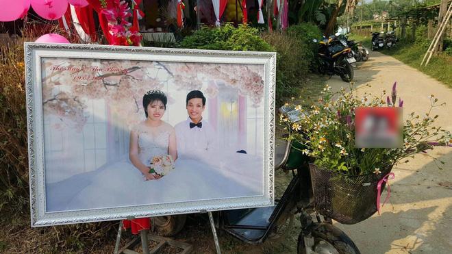 Đám cưới xôn xao MXH: Cặp đôi cùng xe đón dâu đặc biệt gây xúc động