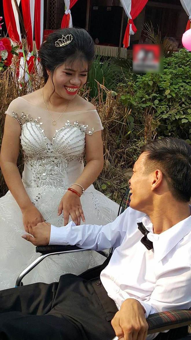 Đám cưới xôn xao MXH: Cặp đôi cùng xe đón dâu đặc biệt gây xúc động