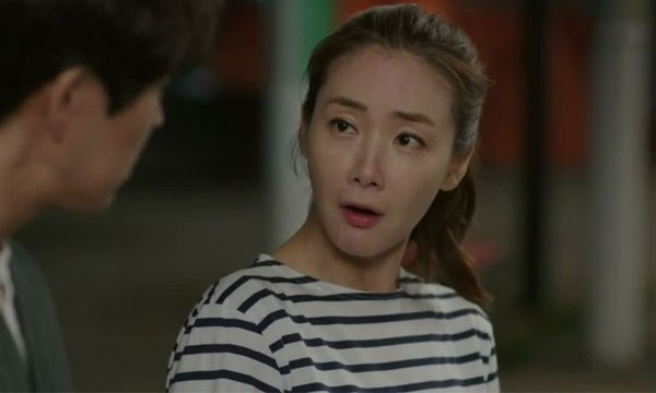 Vợ kì công để bắt quả tang chồng ngoại tình, nhưng chẳng thèm đánh ghen mà làm một màn bung lụa khiến anh ả hóa đá