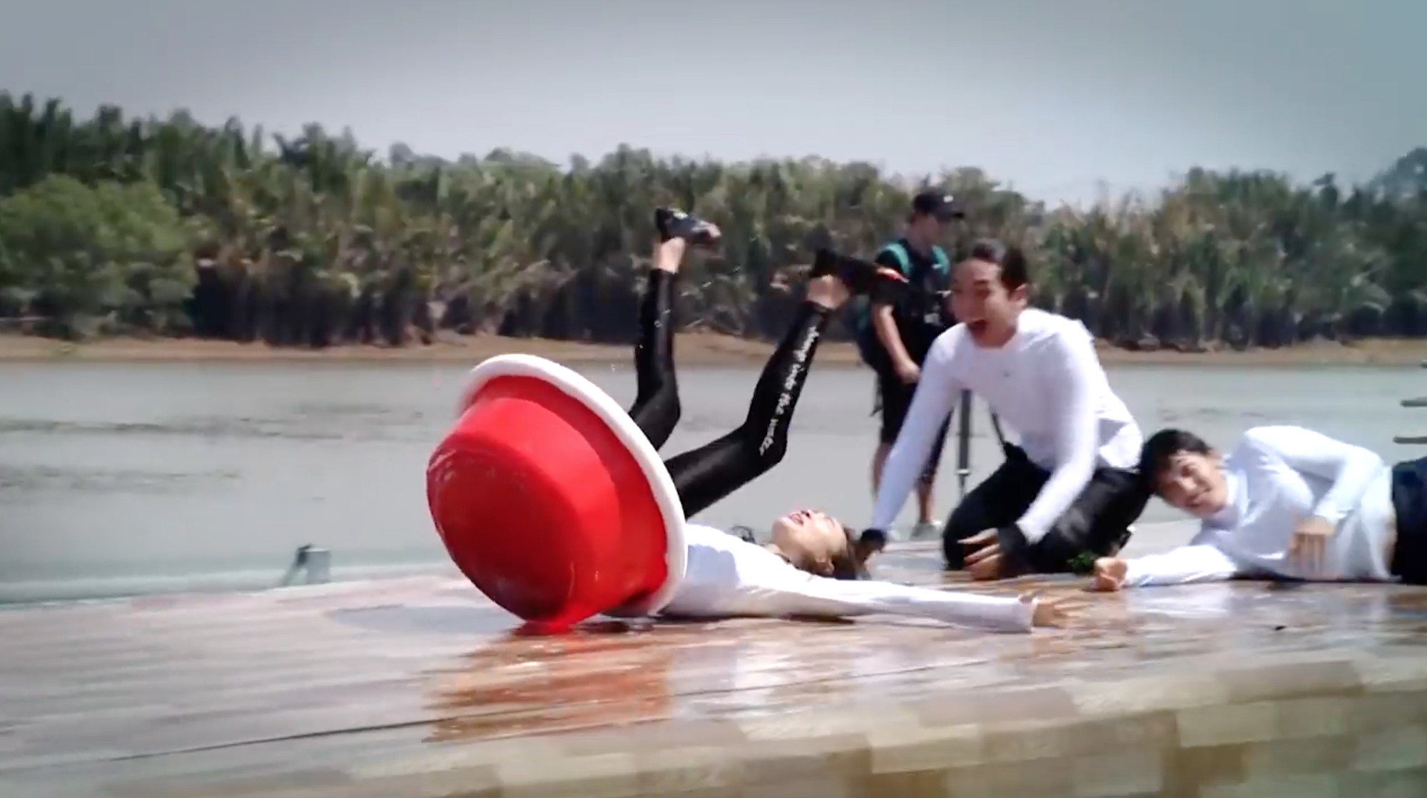 Dàn sao Việt vật lộn xé bảng tên cực kỳ gay gấn trong clip nhá hàng đầu tiên của Running man phiên bản Việt