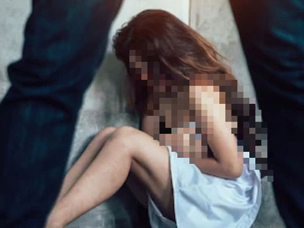 Gã trai 17 tuổi bị tố khống chế bé gái, ép làm chuyện người lớn trên tầng thượng chung cư