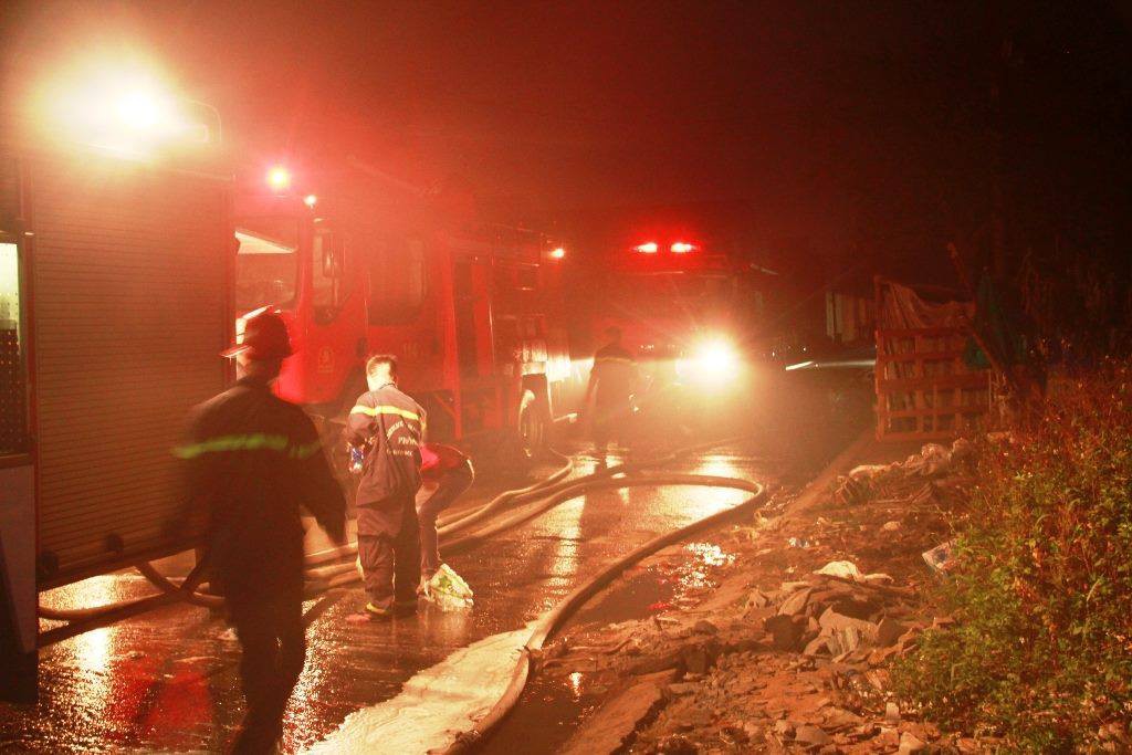 Cháy lớn kho hàng chứa dầu nhớt ở Sài Gòn, người dân hoảng loạn tháo chạy