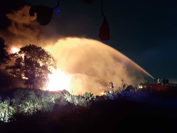 Cháy lớn kho hàng chứa dầu nhớt ở Sài Gòn, người dân hoảng loạn tháo chạy