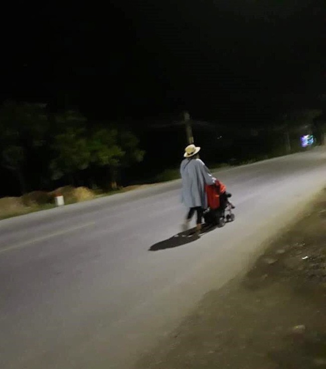 Lại xuất hiện hình ảnh hot girl Bella đưa con trai nhỏ đi lang thang trong đêm tối ở Quảng Ninh