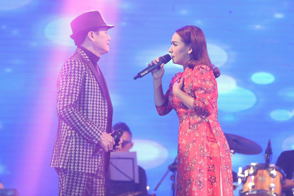 Phi Nhung giật hoa trên tay Tuấn Vũ, ném xuống sàn sân khấu