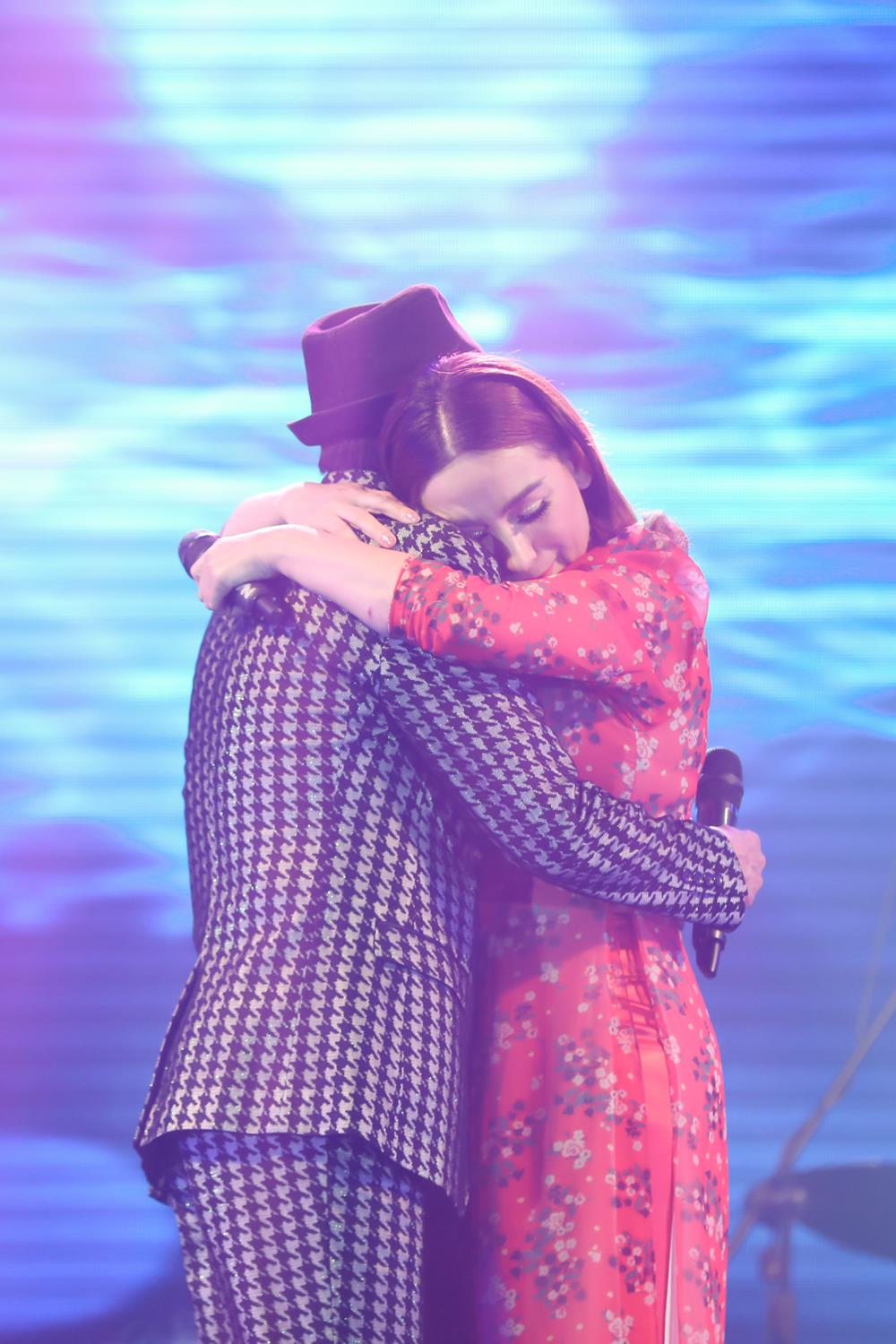 Phi Nhung giật hoa trên tay Tuấn Vũ, ném xuống sàn sân khấu