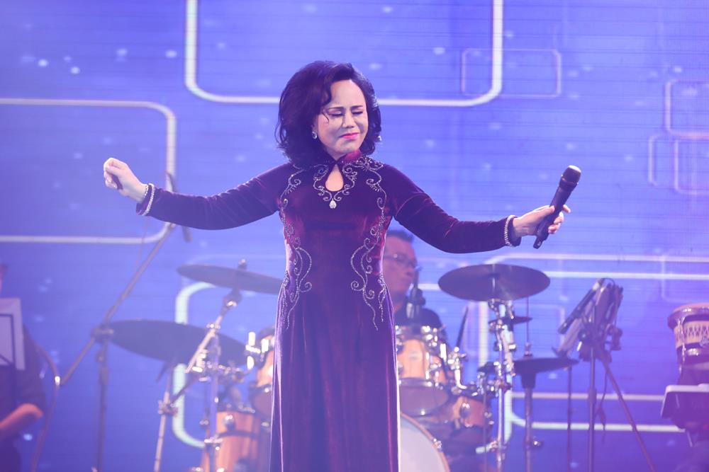 Phi Nhung giật hoa trên tay Tuấn Vũ, ném xuống sàn sân khấu