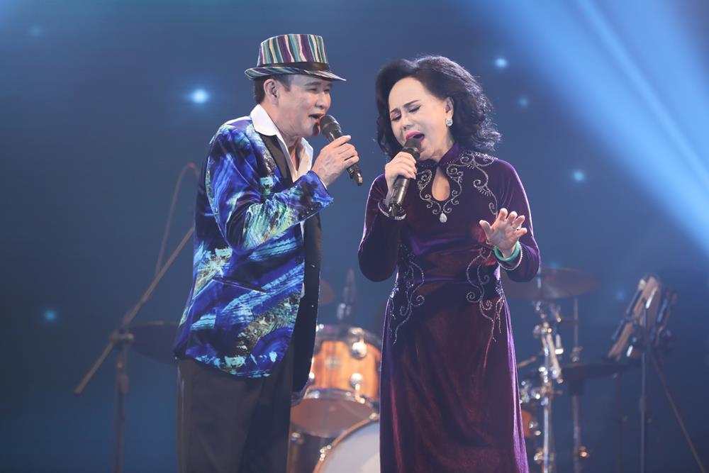 Phi Nhung giật hoa trên tay Tuấn Vũ, ném xuống sàn sân khấu