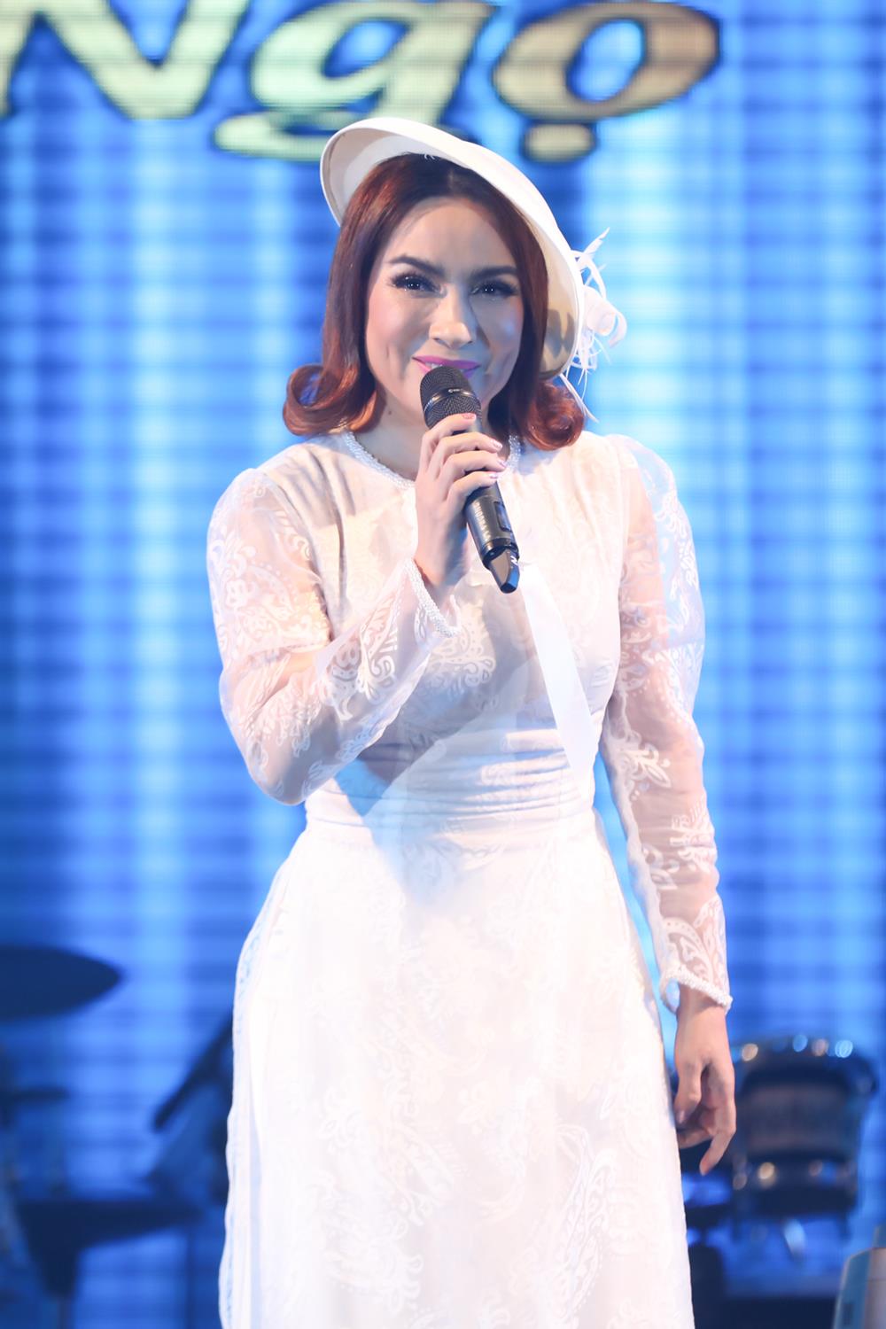 Phi Nhung giật hoa trên tay Tuấn Vũ, ném xuống sàn sân khấu