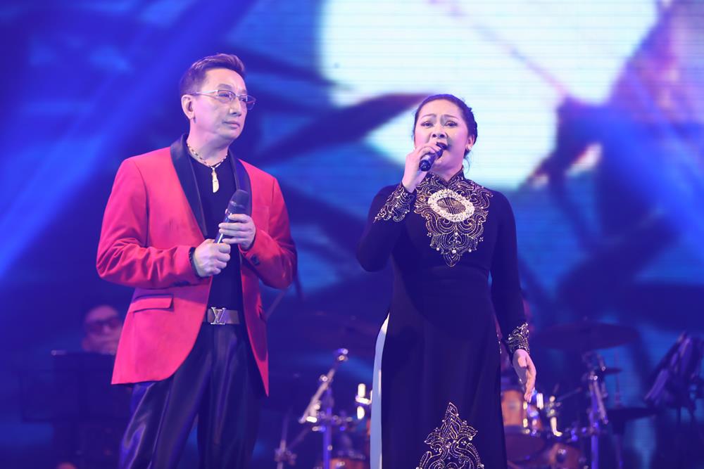 Phi Nhung giật hoa trên tay Tuấn Vũ, ném xuống sàn sân khấu