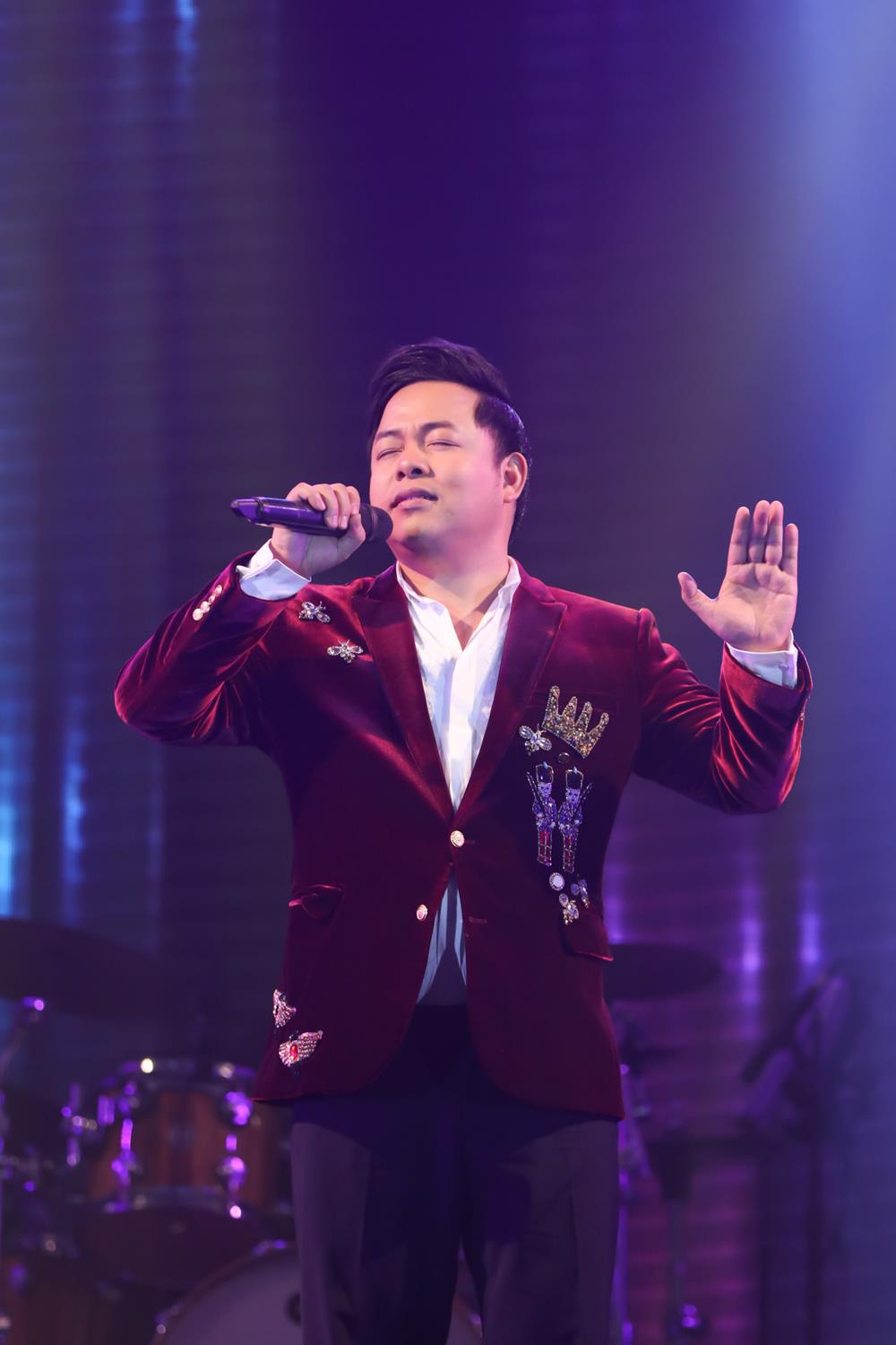 Phi Nhung giật hoa trên tay Tuấn Vũ, ném xuống sàn sân khấu