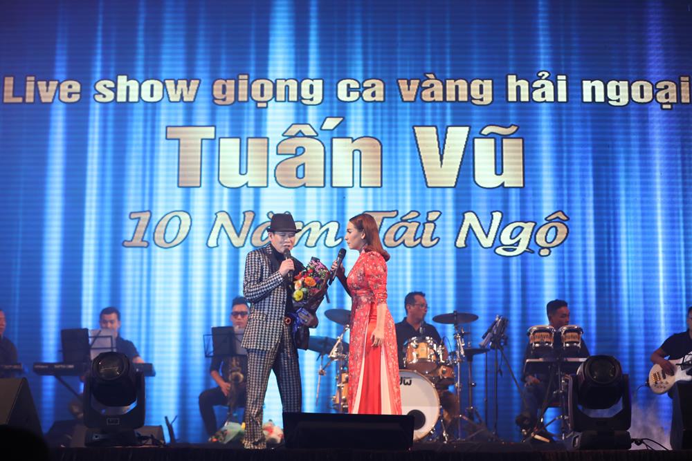 Phi Nhung giật hoa trên tay Tuấn Vũ, ném xuống sàn sân khấu