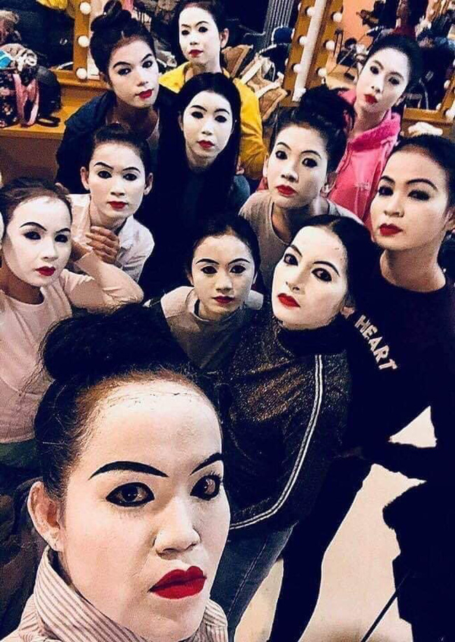 Hội bạn thân make-up có hội, lầy lội có phường, ra đường trang điểm sương sương mà vạn người thương nhớ