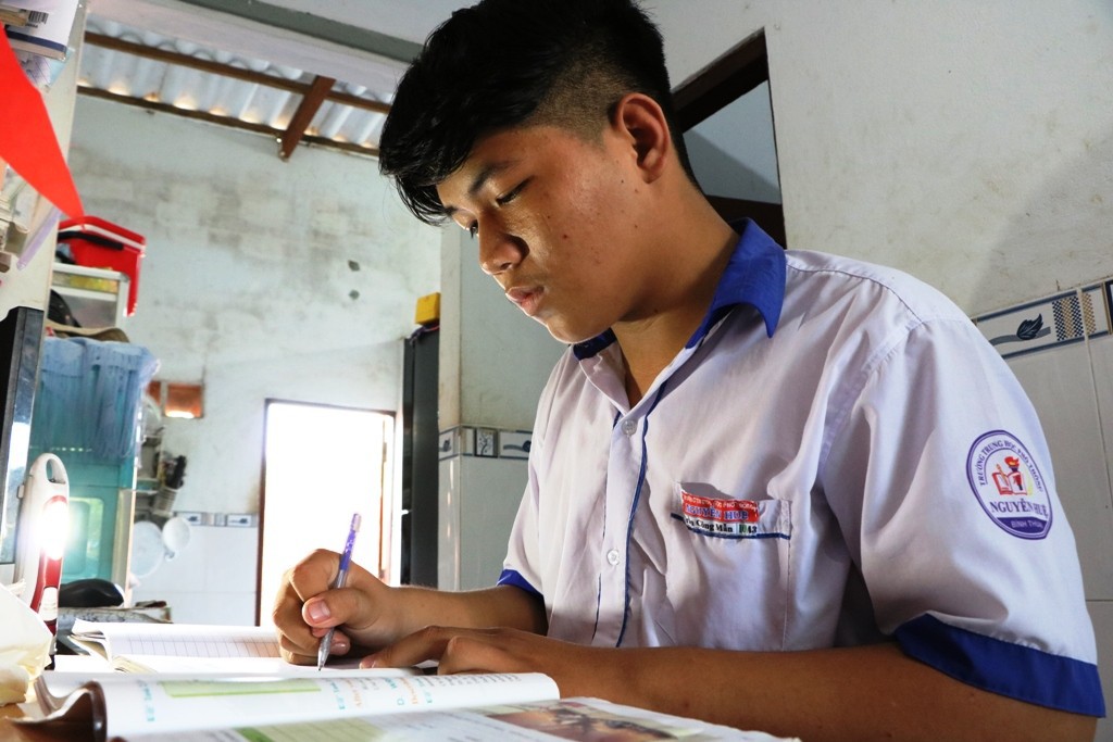 Hình ảnh tiều tụy của nam sinh bị vạ oan vụ cô giáo vào nhà nghỉ với học sinh lớp 10