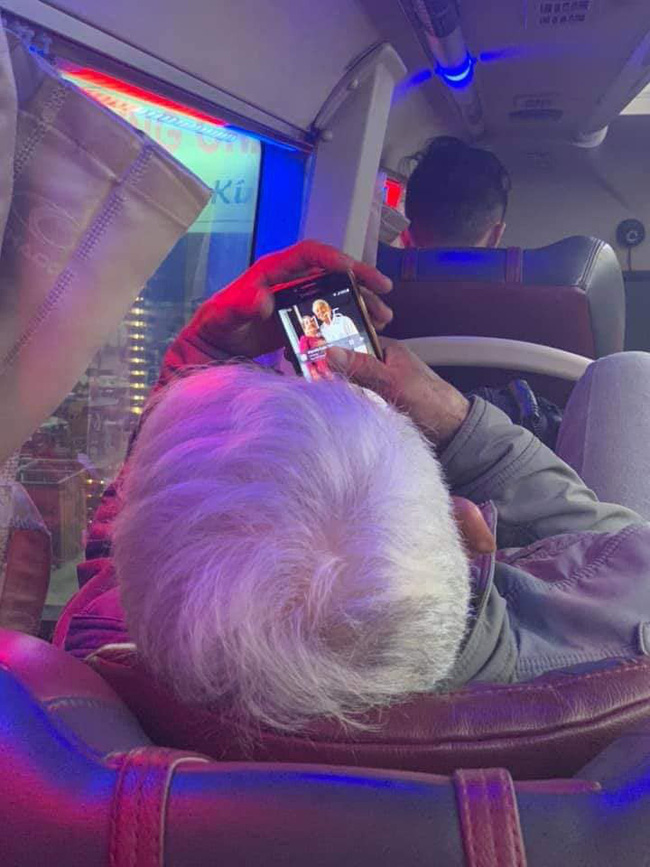 Khoảnh khắc ông cụ ngắm mãi ảnh vợ trên điện thoại và câu chuyện khiến mọi người thêm vững tin vào tình yêu