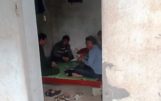 Cán bộ ngồi đánh bài trong chòi tại chốt kiểm dịch tả heo châu Phi