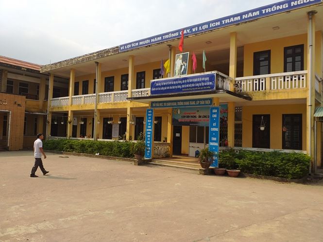 Phụ huynh dỏm vào trường lừa cắt dây chuyền nhiều học sinh