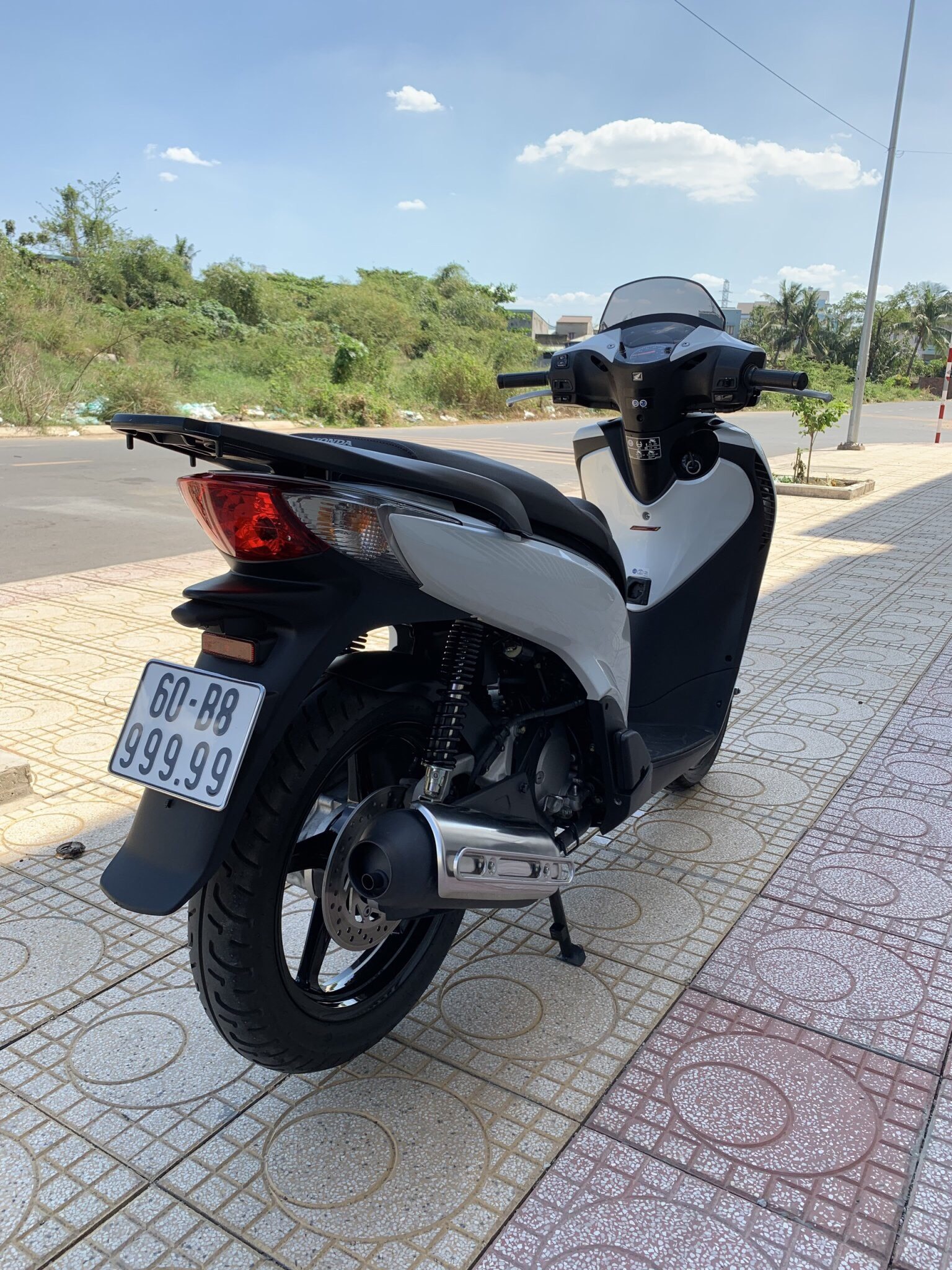 Chủ nhân tiết lộ lý do Honda SH bán giá 1,9 tỷ