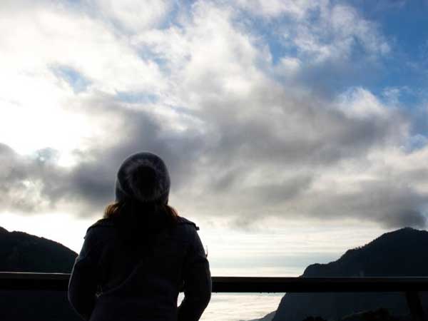 Biết tình cũ có vợ đẹp con xinh mà tôi không thể dứt khỏi anh