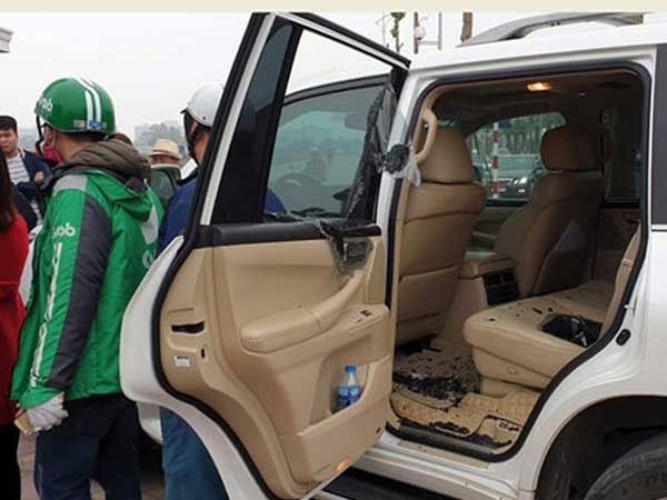 Tạm giữ nghi can giả lái xe Grab đập kính xe Lexus trộm đồ