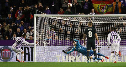 Real Valladolid 1-4 Real Madrid: Benzema lập cú đúp, Real Madrid tạm quên đi khủng hoảng