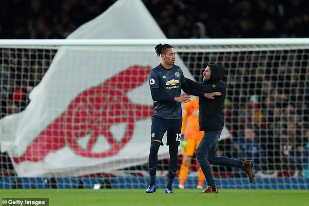 Smalling bị CĐV Arsenal xông vào sân trêu tức