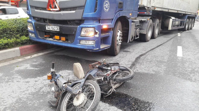 Người đàn ông chở đá lạnh lúc rạng sáng bị xe container kéo lê, cán tử vong