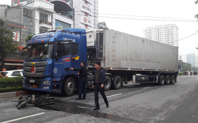 Người đàn ông chở đá lạnh lúc rạng sáng bị xe container kéo lê, cán tử vong