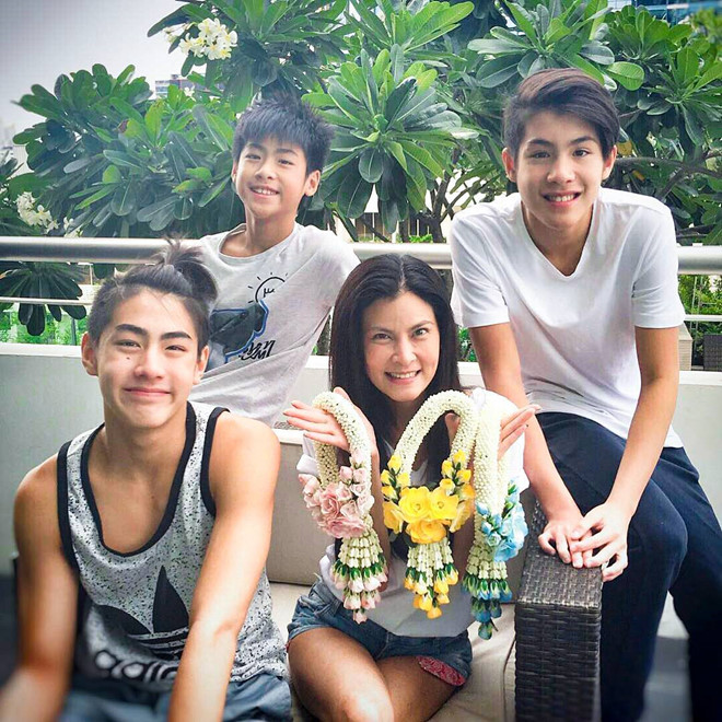 10X Thái Lan có triệu fan trên mạng, cha mẹ đều là nghệ sĩ nổi tiếng