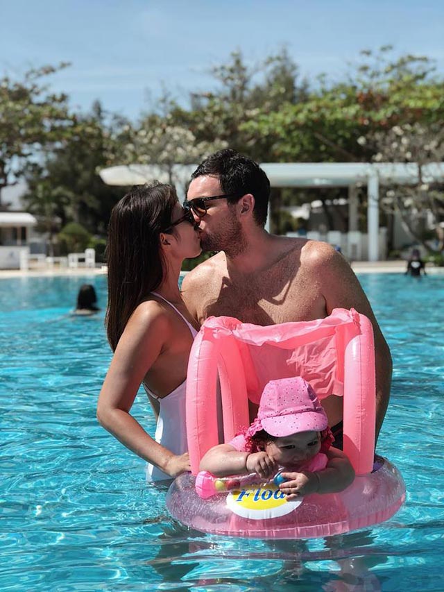 Cô bé đáng yêu khiến David Beckham mê mẩn khi tới Việt Nam là ai?