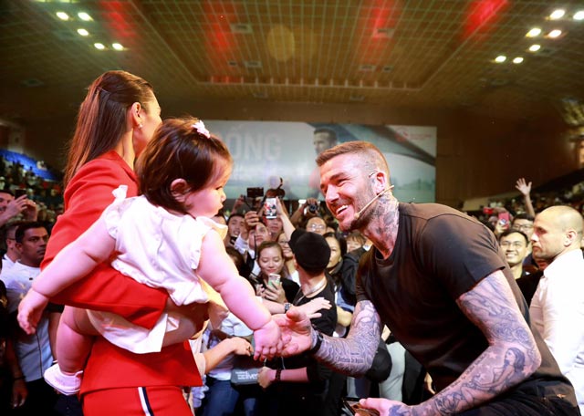 Cô bé đáng yêu khiến David Beckham mê mẩn khi tới Việt Nam là ai? Cô bé đáng yêu khiến David Beckham mê mẩn khi tới Việt Nam là ai?