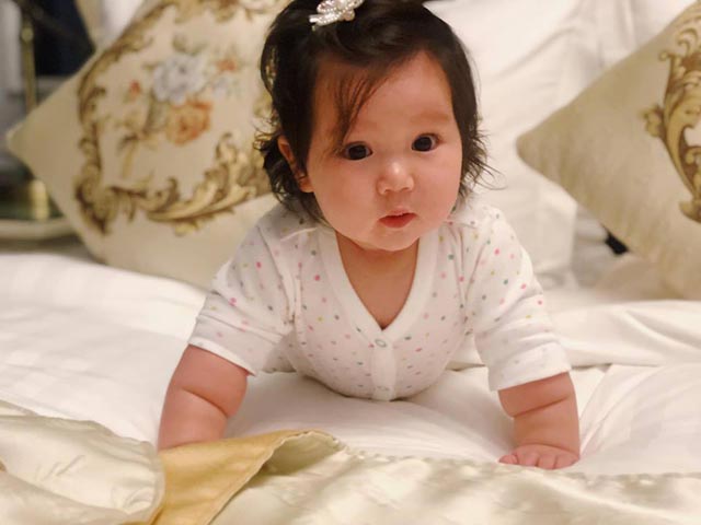 Cô bé đáng yêu khiến David Beckham mê mẩn khi tới Việt Nam là ai?