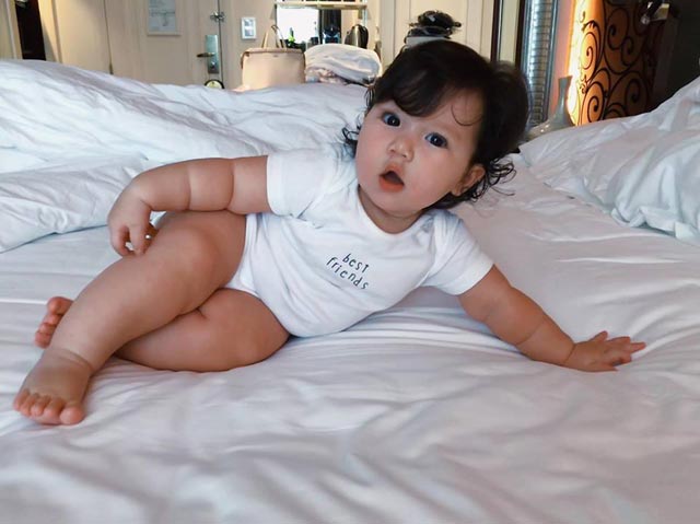 Cô bé đáng yêu khiến David Beckham mê mẩn khi tới Việt Nam là ai?