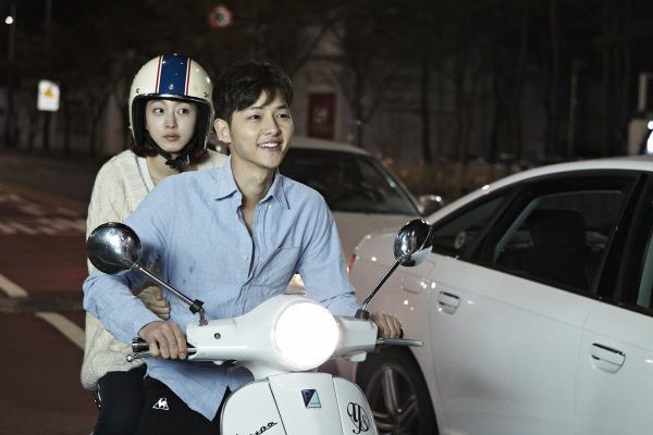 Chỉ cần mang giới tính nữ và có tiếp xúc là thành tiểu tam, chắc cả thế giới ngoại tình với Song Joong Ki mất thôi!