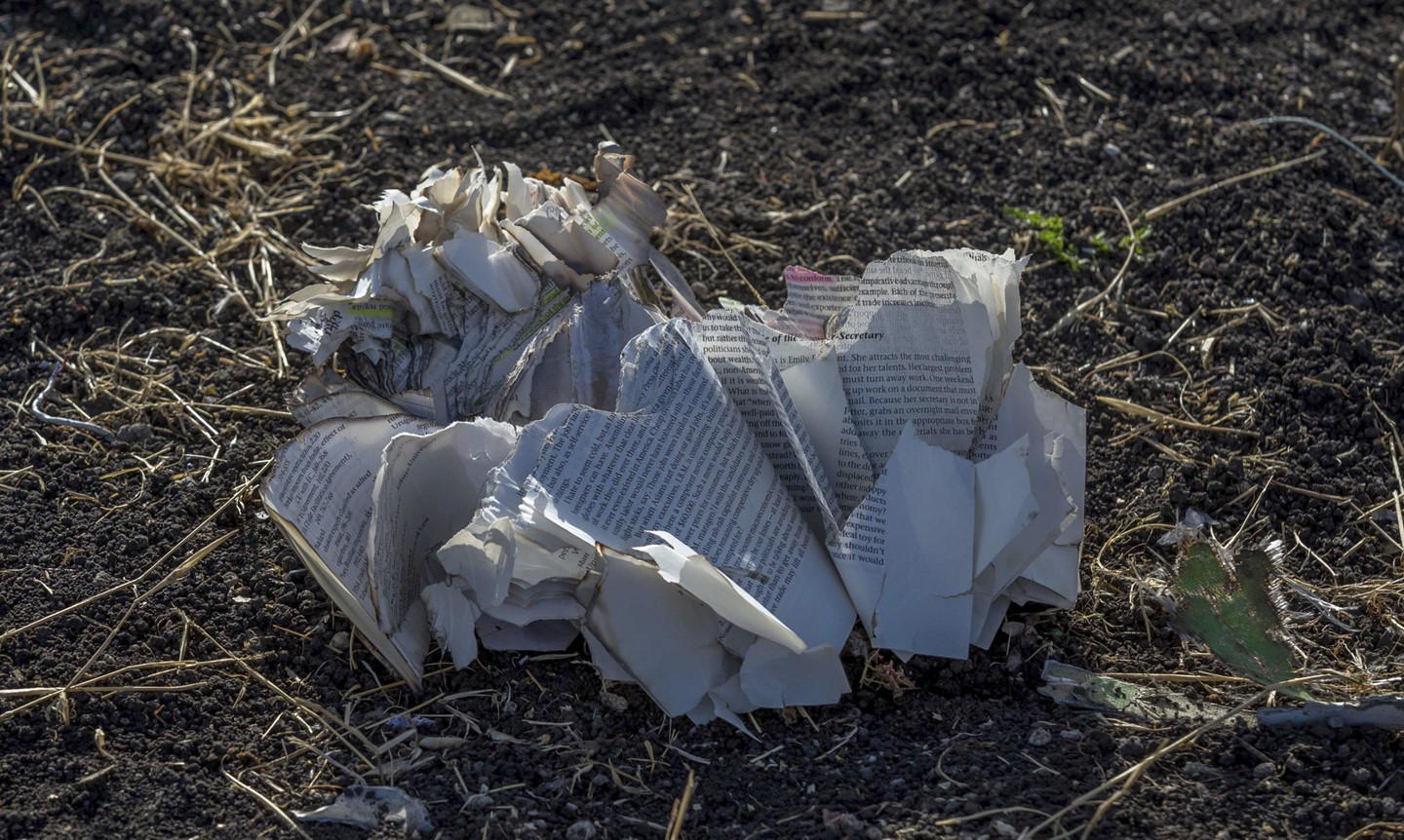 Di vật của nạn nhân máy bay Ethiopia vỡ nát, la liệt trên nền đất