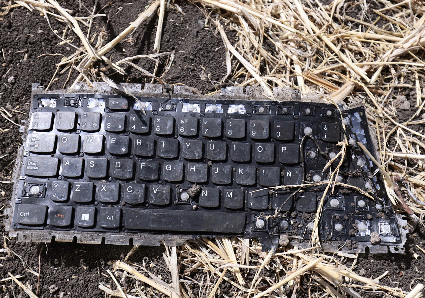 Di vật của nạn nhân máy bay Ethiopia vỡ nát, la liệt trên nền đất