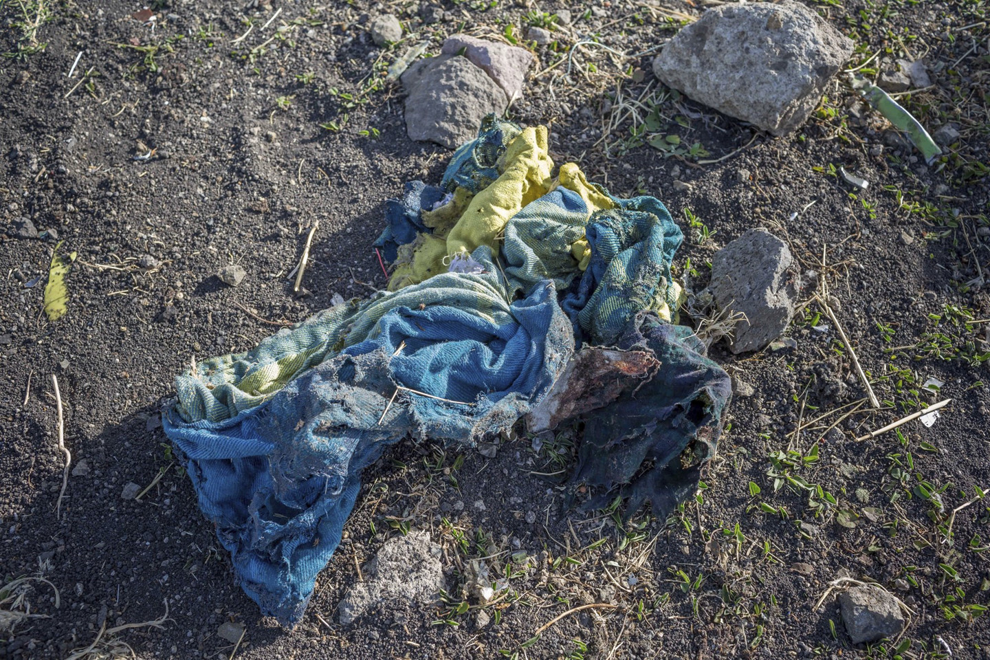 Di vật của nạn nhân máy bay Ethiopia vỡ nát, la liệt trên nền đất