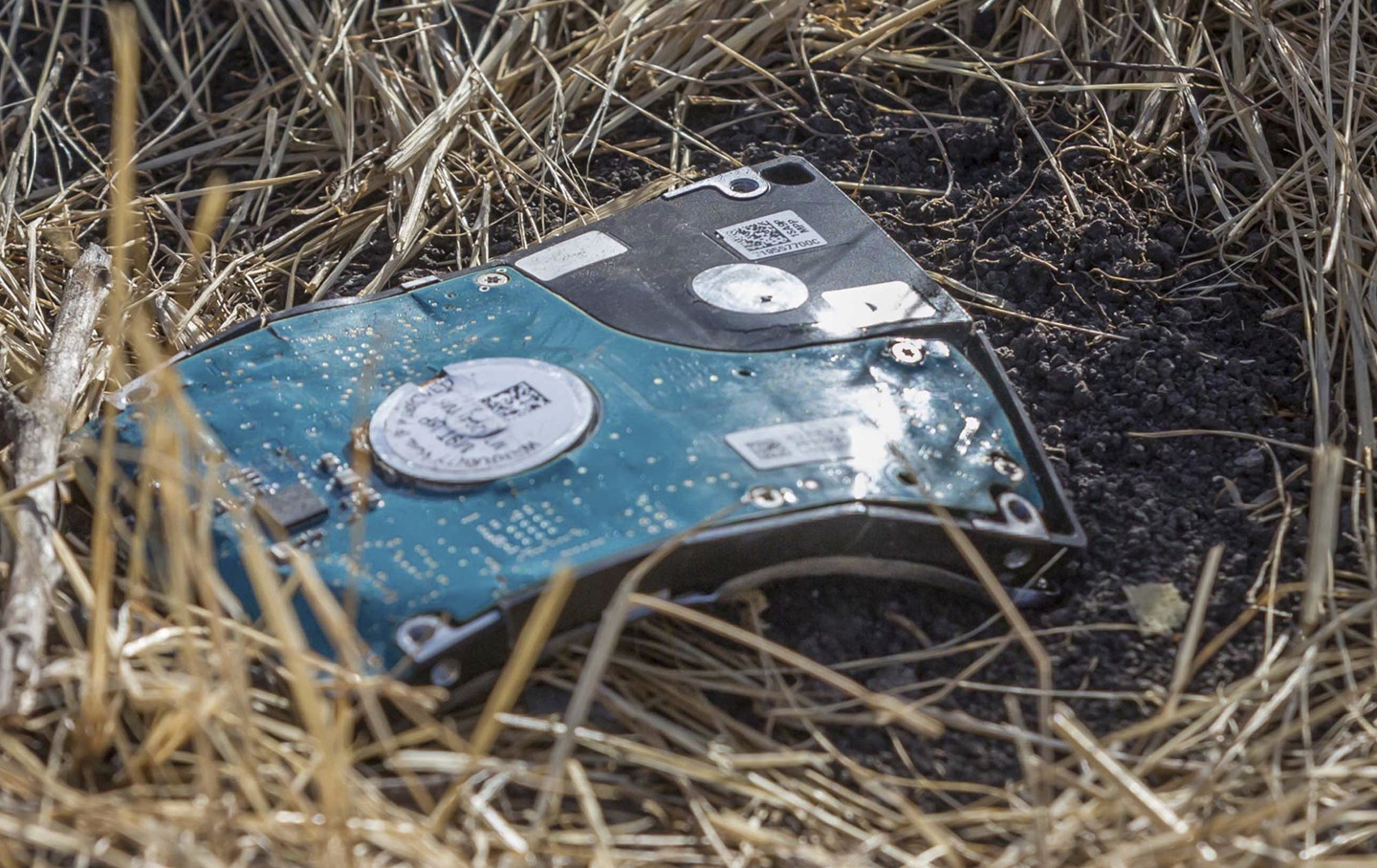 Di vật của nạn nhân máy bay Ethiopia vỡ nát, la liệt trên nền đất