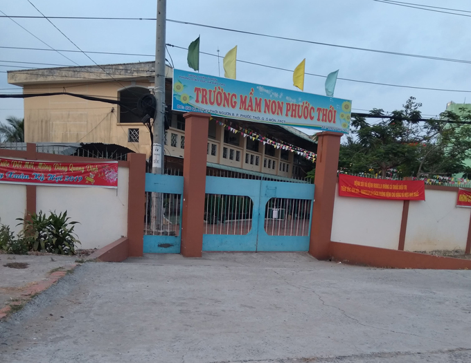 Hiệu trưởng bị phản ánh cho học sinh ăn sắn mốc, khoai tây mọc mầm