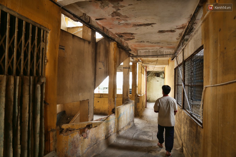 Bên trong chung cư ở Sài Gòn như răng rụng khiến người dân lo lắng vì nguy cơ đổ sập