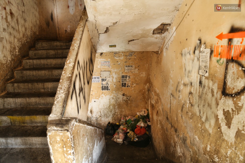Bên trong chung cư ở Sài Gòn như răng rụng khiến người dân lo lắng vì nguy cơ đổ sập